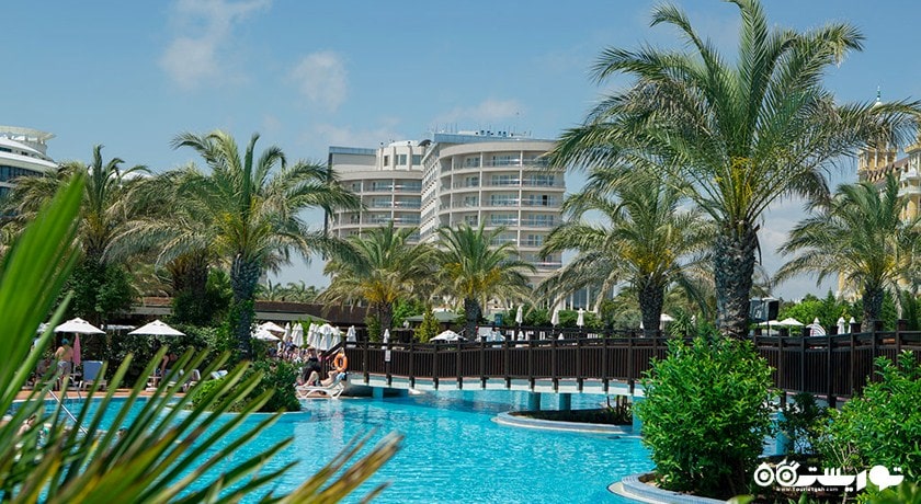 نمای استخر روباز و ساختمان هتل